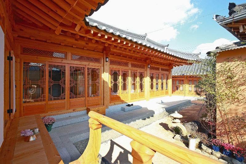 Wiyeonjae Hanok Stay image