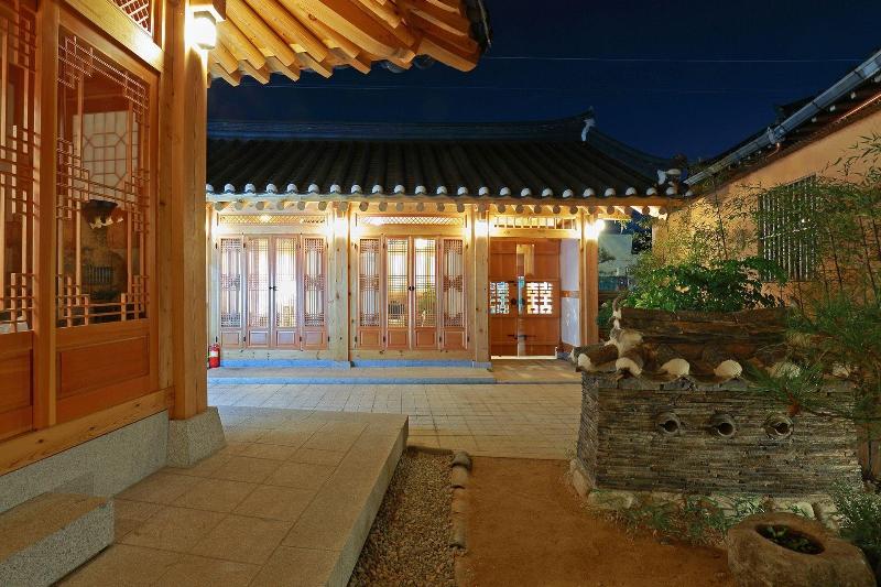 Wiyeonjae Hanok Stay image