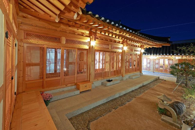 Wiyeonjae Hanok Stay image