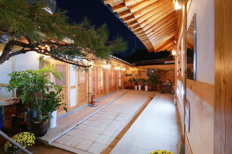 Wiyeonjae Hanok Stay image