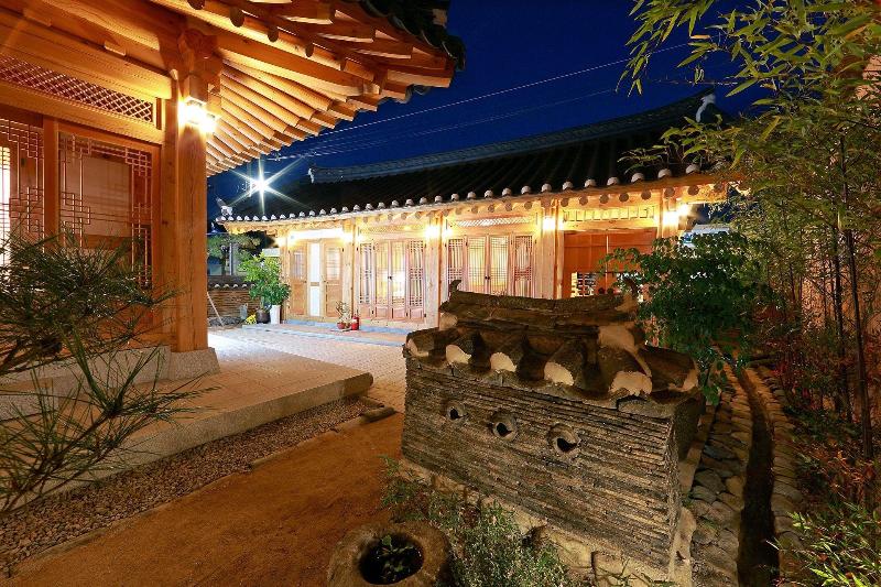 Wiyeonjae Hanok Stay image
