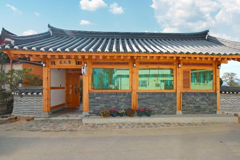 Wiyeonjae Hanok Stay image