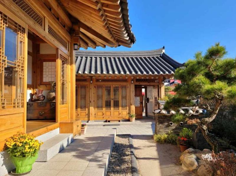 Wiyeonjae Hanok Stay image