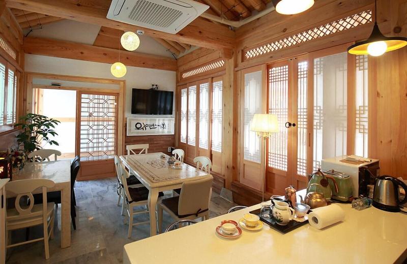 Wiyeonjae Hanok Stay image