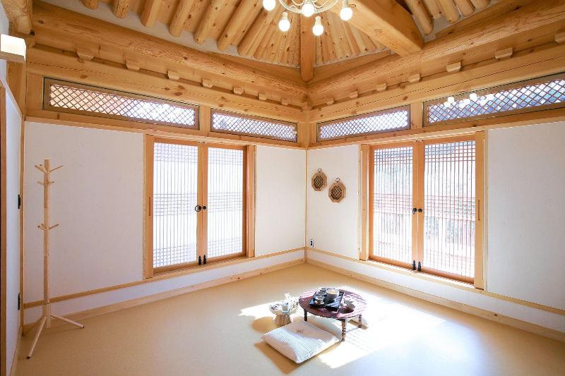 Wiyeonjae Hanok Stay image