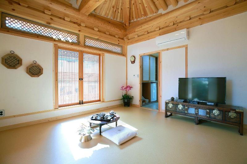 Wiyeonjae Hanok Stay image