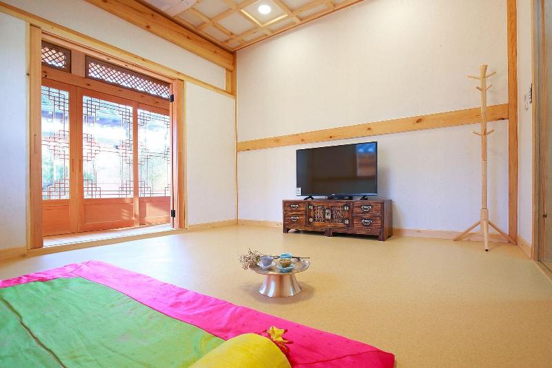 Wiyeonjae Hanok Stay image