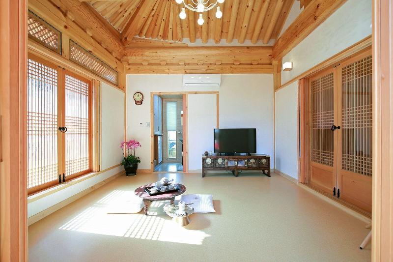 Wiyeonjae Hanok Stay image