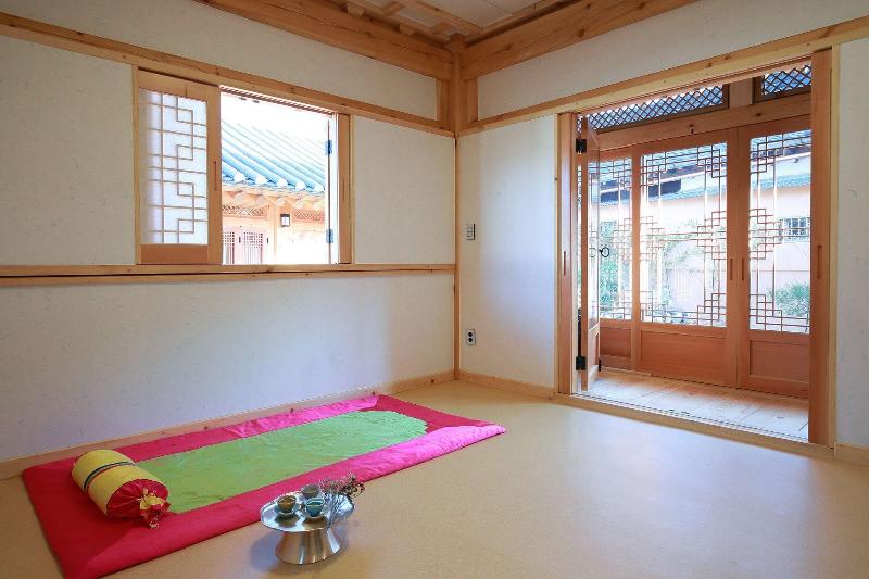 Wiyeonjae Hanok Stay image