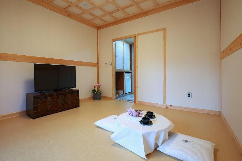 Wiyeonjae Hanok Stay image