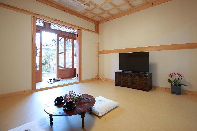 Wiyeonjae Hanok Stay image