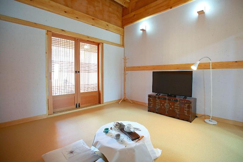 Wiyeonjae Hanok Stay image