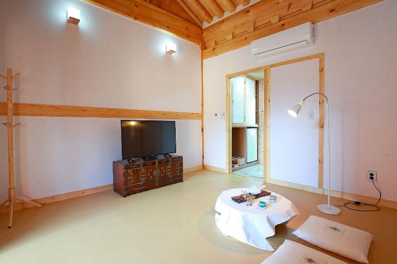 Wiyeonjae Hanok Stay image