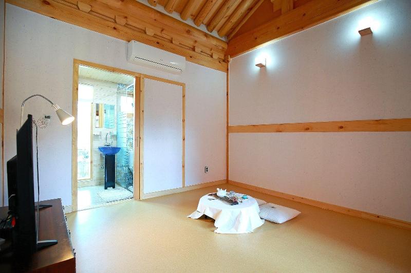 Wiyeonjae Hanok Stay image