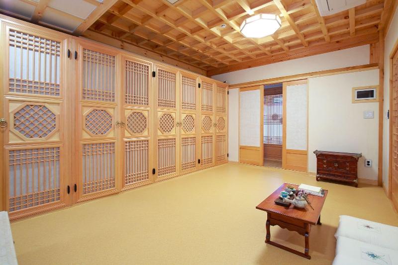 Wiyeonjae Hanok Stay image