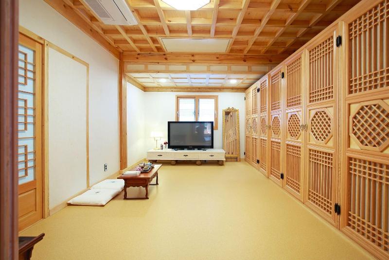 Wiyeonjae Hanok Stay image