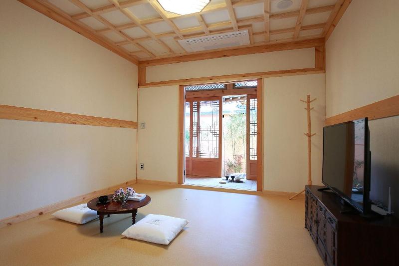 Wiyeonjae Hanok Stay image