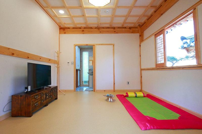 Wiyeonjae Hanok Stay image