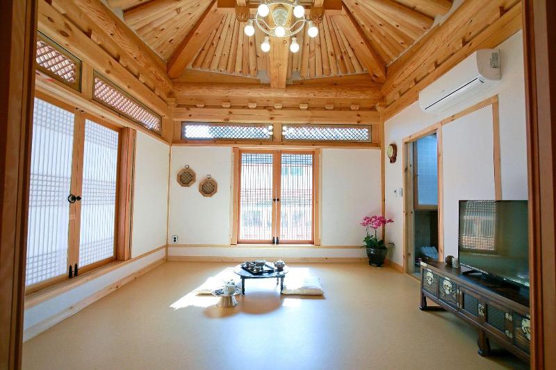 Wiyeonjae Hanok Stay image