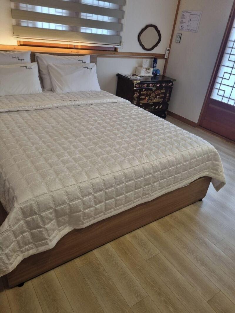 Wiyeonjae Hanok Stay image