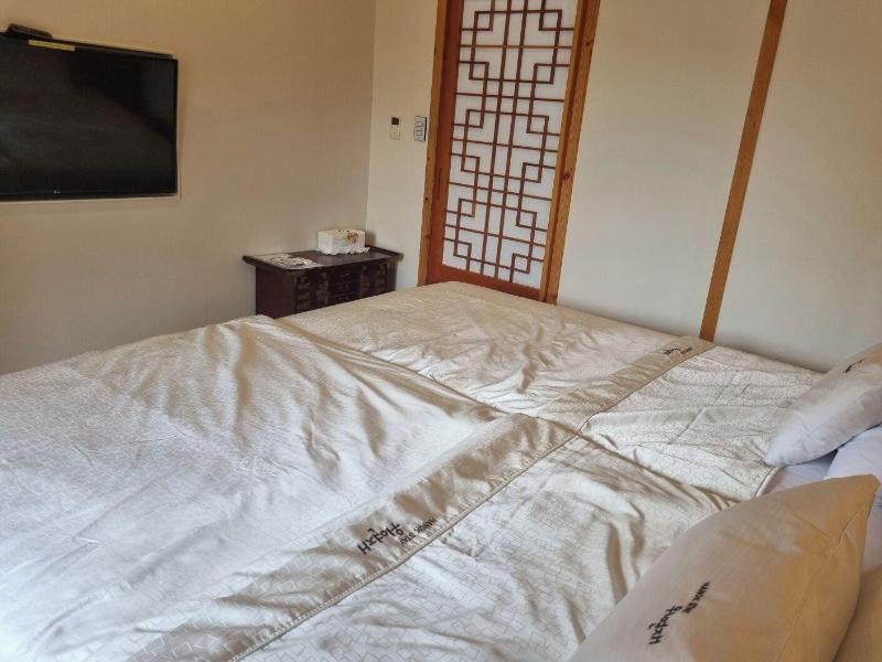 Wiyeonjae Hanok Stay image
