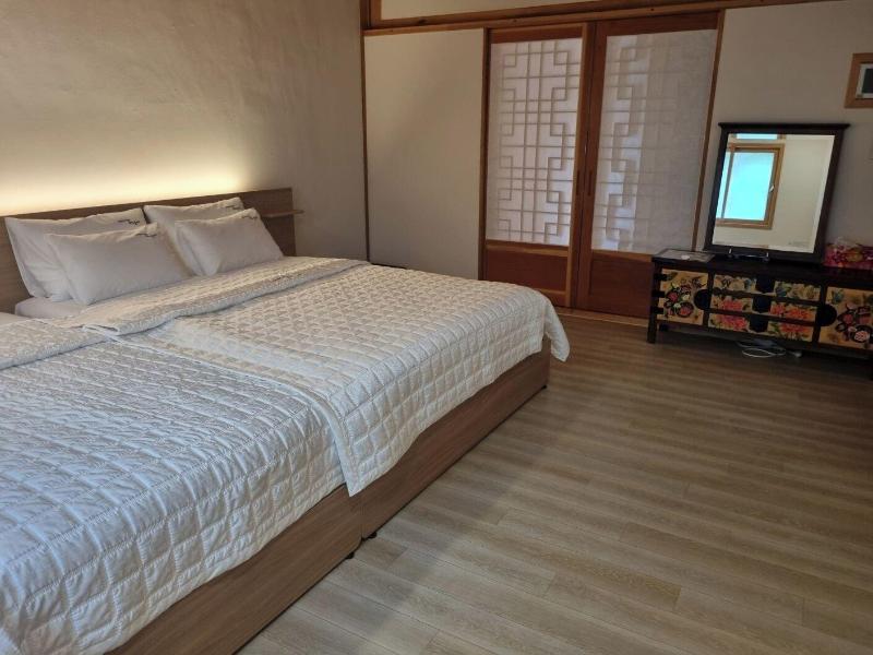 Wiyeonjae Hanok Stay image