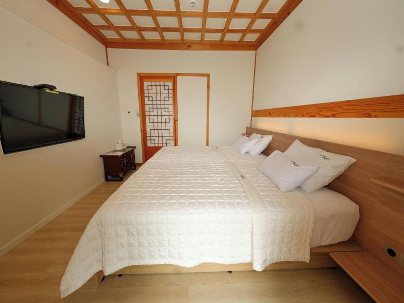 Wiyeonjae Hanok Stay image