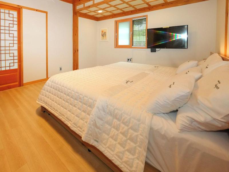 Wiyeonjae Hanok Stay image