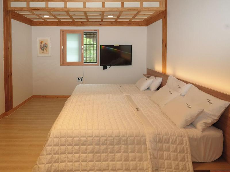 Wiyeonjae Hanok Stay image