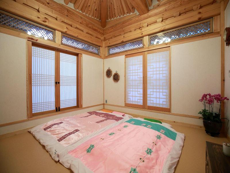 Wiyeonjae Hanok Stay image