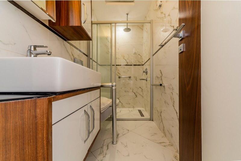 Tema Lara Apart image