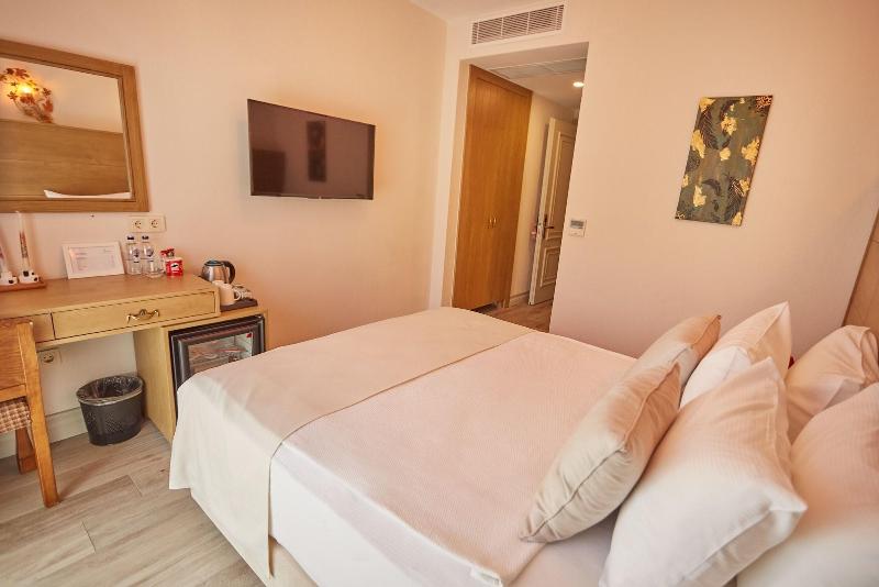 AlaBora Hotel - AlaÃ§atÄ± image