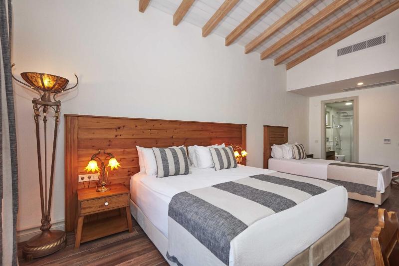AlaBora Hotel - AlaÃ§atÄ± image