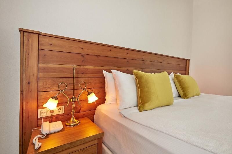 AlaBora Hotel - AlaÃ§atÄ± image