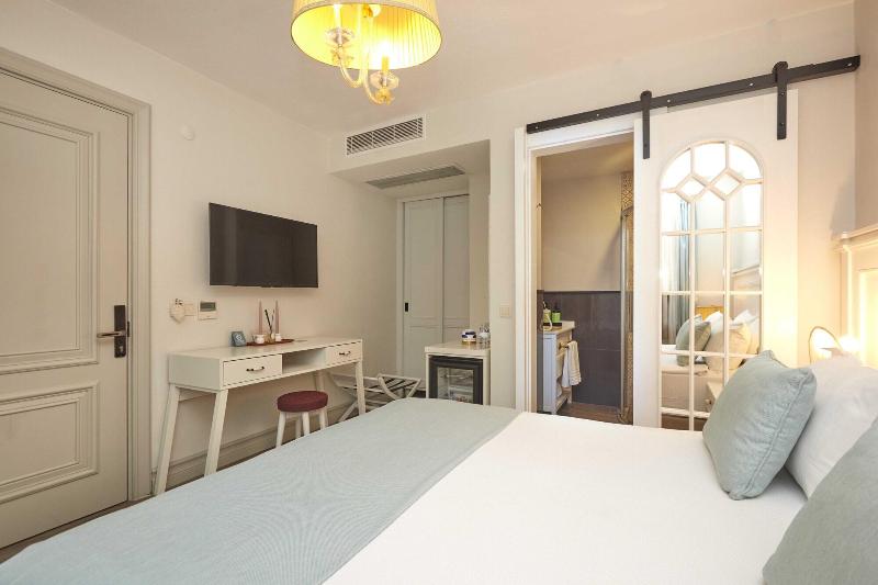AlaBora Hotel - AlaÃ§atÄ± image