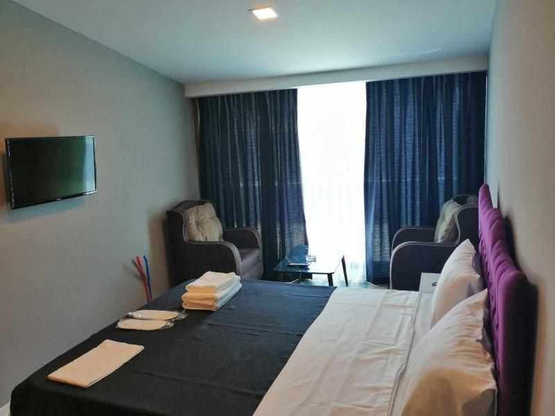 Plus Park Suite & Hotel image