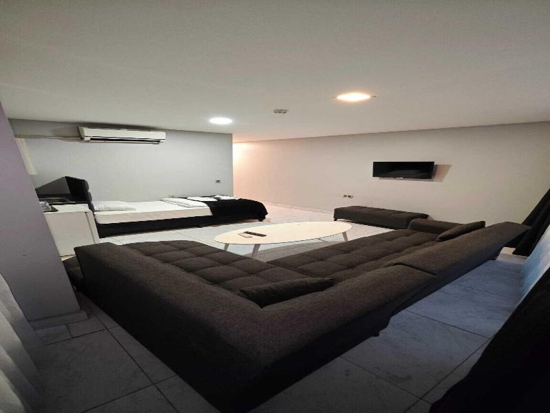 Plus Park Suite & Hotel image
