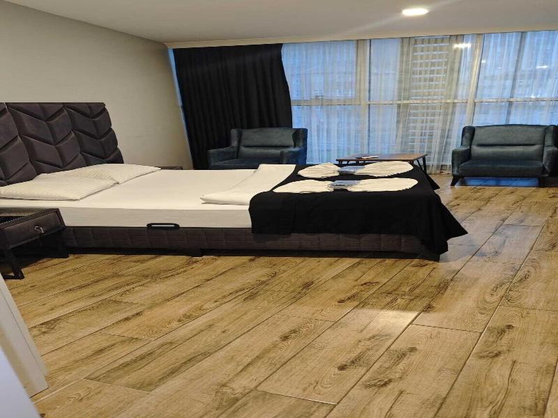 Plus Park Suite & Hotel image