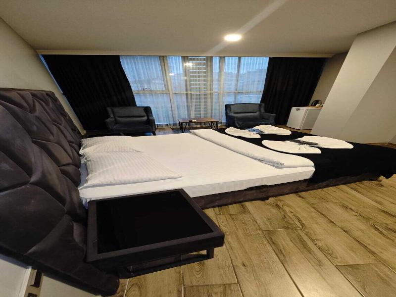 Plus Park Suite & Hotel image