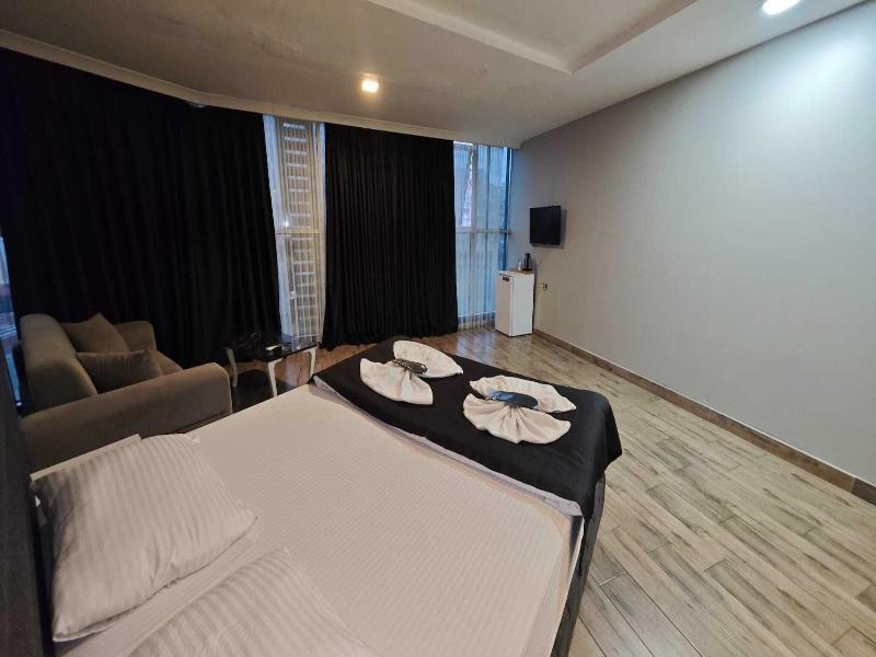 Plus Park Suite & Hotel image