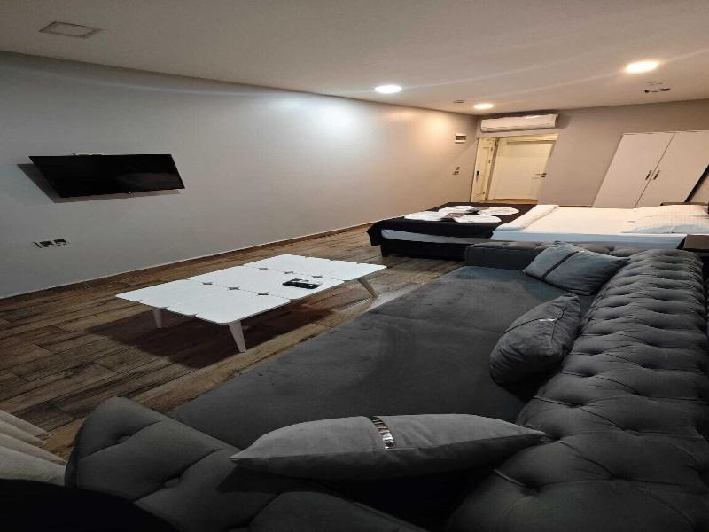 Plus Park Suite & Hotel image