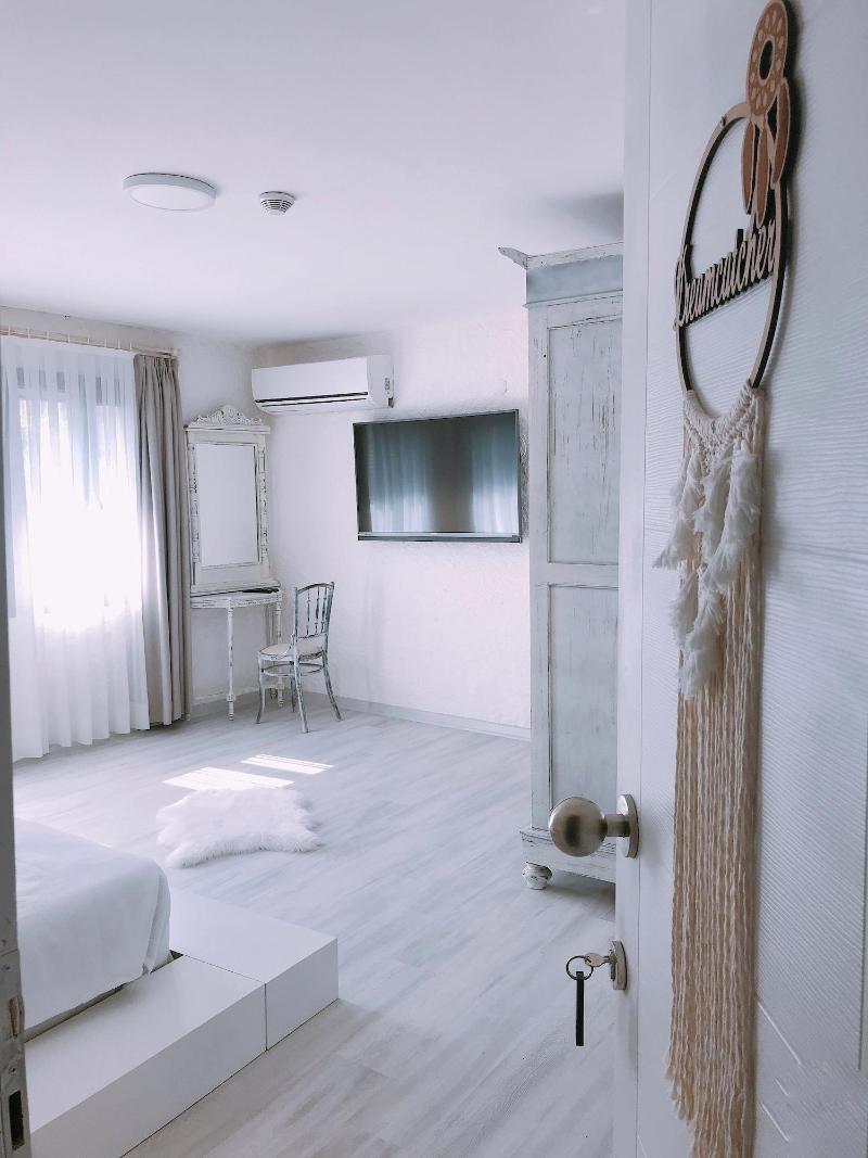 Bedroom Hotel Alacati - Adults Only image