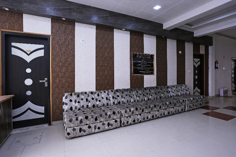 OYO 15643 Laxmi Sadan Residency