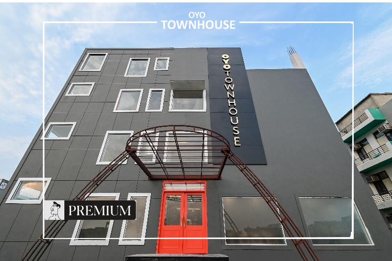 OYO Townhouse 173 Knowledge Park 3