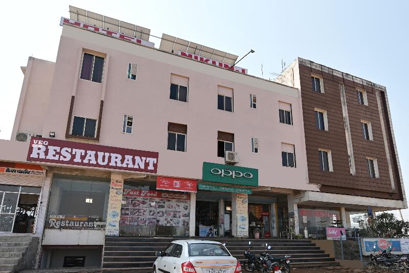 OYO 69843 Hotel Nikunj Palace