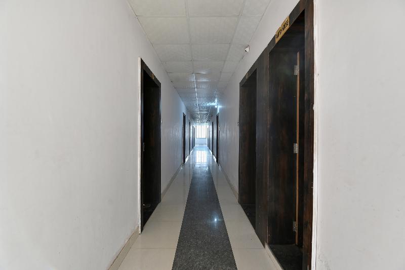 OYO 69843 Hotel Nikunj Palace