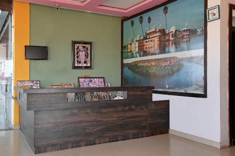 OYO 69843 Hotel Nikunj Palace