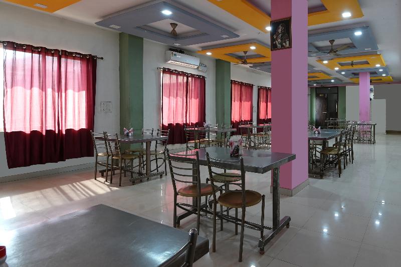 OYO 69843 Hotel Nikunj Palace