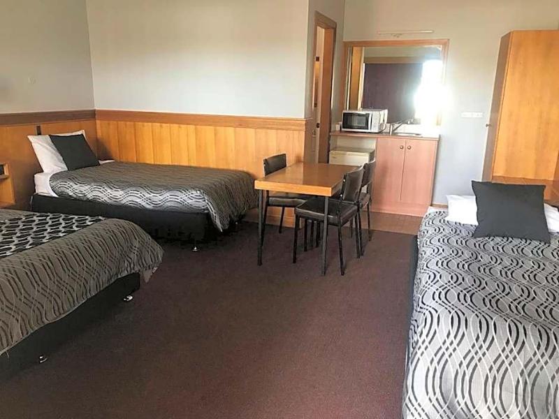 County Lodge Motor Inn image 2