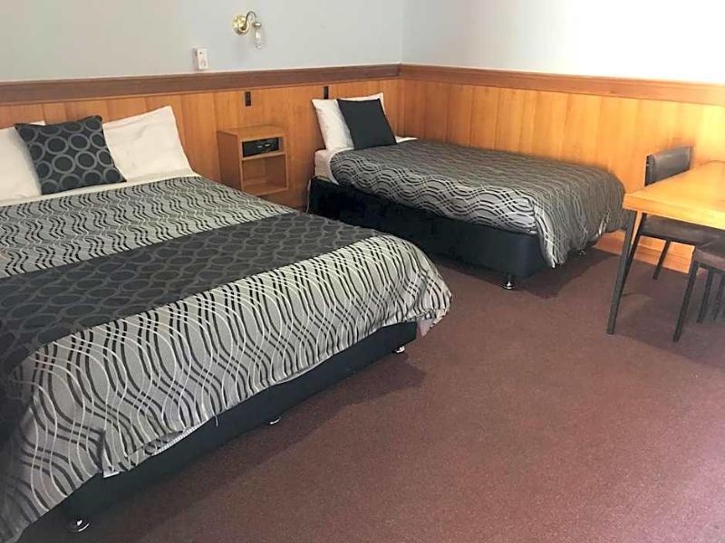 County Lodge Motor Inn image 1